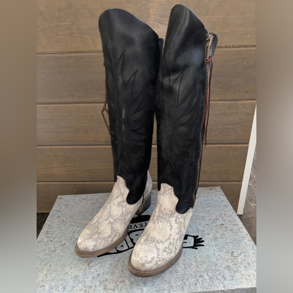 SOLD‼️Freebird By Steven Whisper Boots